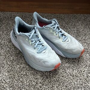 Women’s Hoka Arahi 6 - Size 9